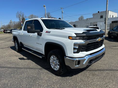 Used 2025 Chevrolet Silverado 2500 LT w/ Convenience Package image 3