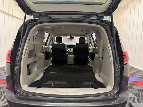 Used 2023 Chrysler Pacifica Touring-L FWD image 17