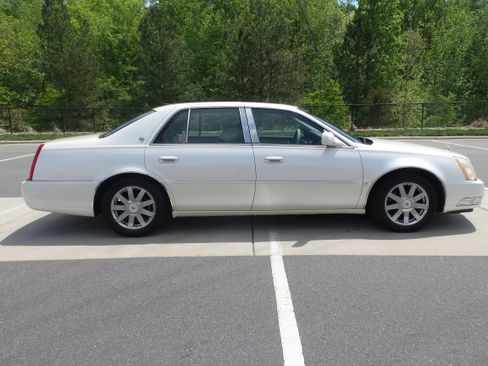 Used 2008 Cadillac DTS image 36
