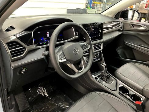 New 2026 Volkswagen Taos SE image 8