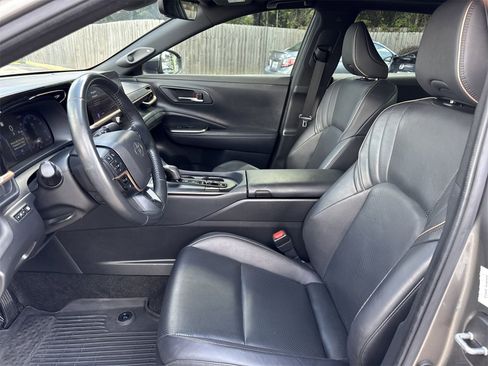 Used 2023 Toyota Crown Limited image 9