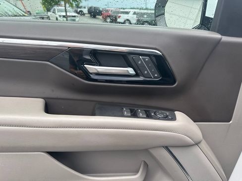 Used 2025 Chevrolet Suburban LT RWD image 10