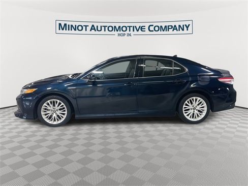 Used 2019 Toyota Camry XLE image 5