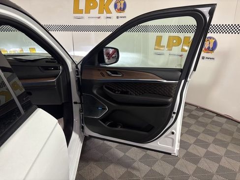 Used 2022 Jeep Grand Cherokee Summit w/ Luxury Tech Group V image 25