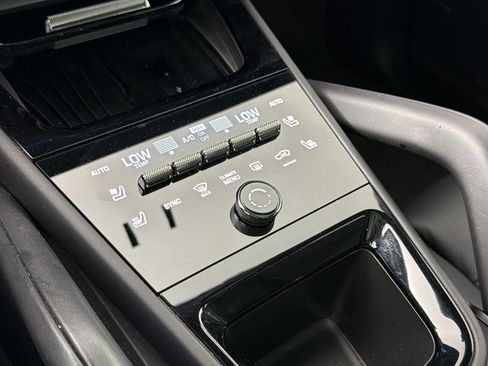 Certified 2024 Porsche Cayenne AWD/4WD image 20
