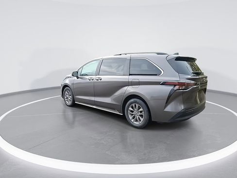 Used 2023 Toyota Sienna XLE image 7