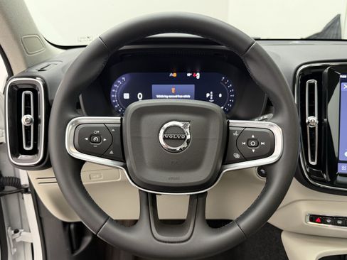 Used 2025 Volvo XC40 B5 Ultra AWD/4WD image 16