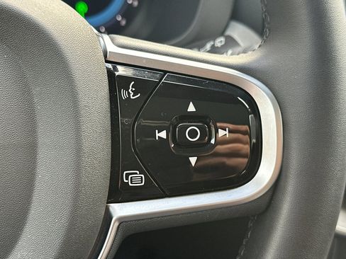 Certified 2025 Volvo XC60 B5 Plus image 30