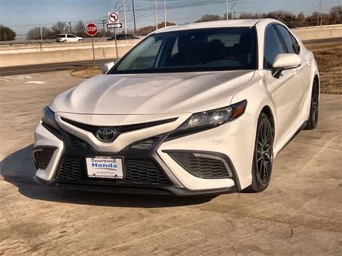 Used 2022 Toyota Camry SE image 2