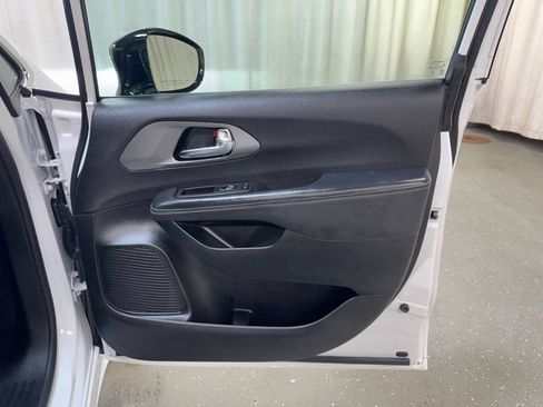 Used 2025 Chrysler Pacifica Select FWD image 46
