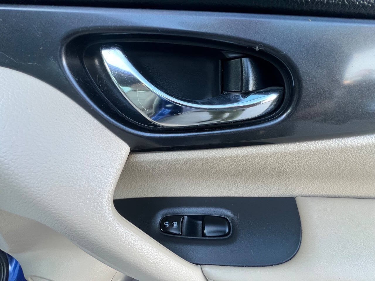 Used 2017 Nissan Rogue S AWD/4WD image 12