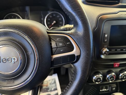 Used 2016 Jeep Renegade Latitude FWD image 16