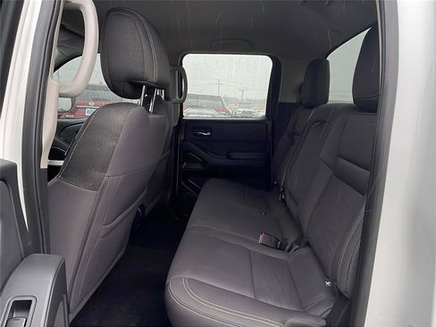 Used 2022 Nissan Frontier SV image 18