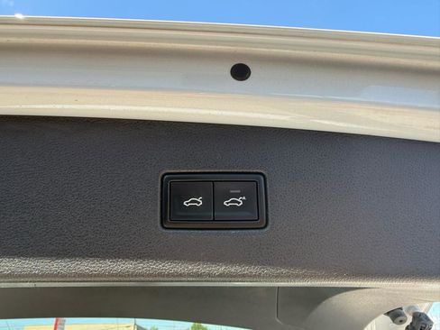 Used 2018 Volkswagen Tiguan SEL Premium image 9