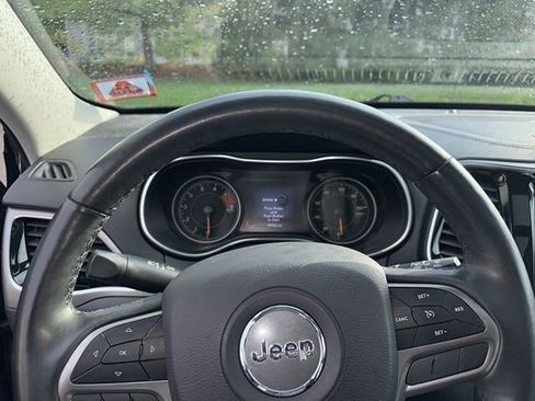 Used 2019 Jeep Cherokee Limited image 9