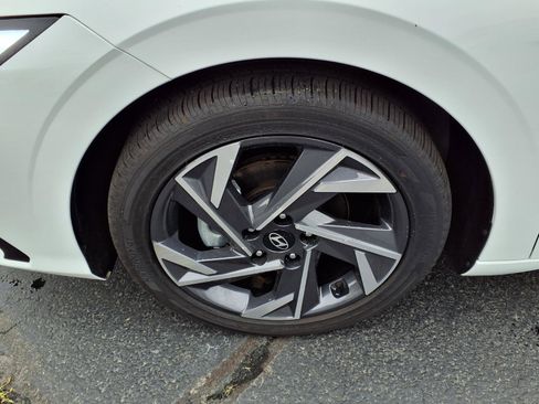 Used 2025 Hyundai Elantra SEL image 19