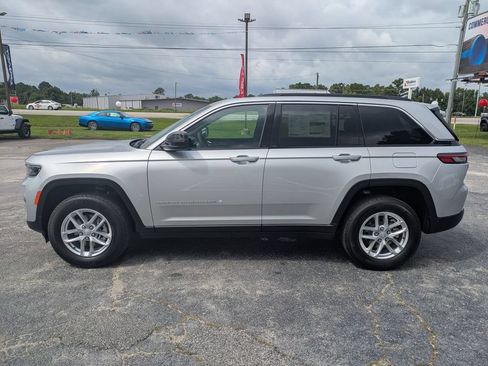 Used 2026 Jeep Grand Cherokee Laredo w/ Trailer Tow Package AWD/4WD image 4