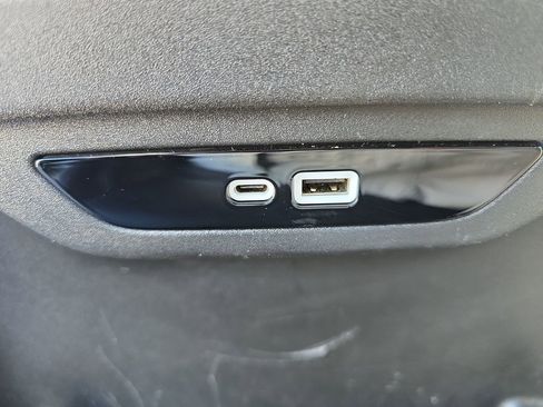 Used 2024 Chrysler Pacifica Limited FWD image 28