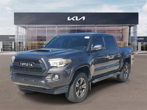 Used 2016 Toyota Tacoma TRD Sport image 3