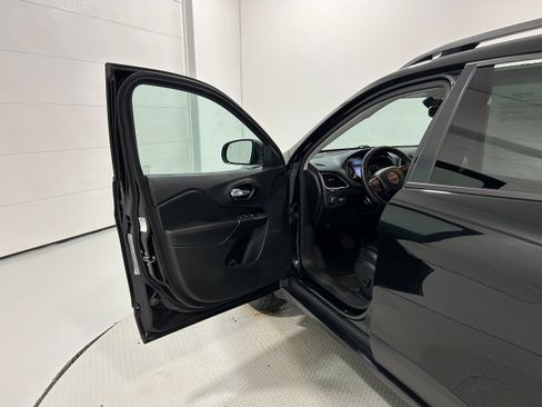 Used 2020 Jeep Cherokee Trailhawk image 25