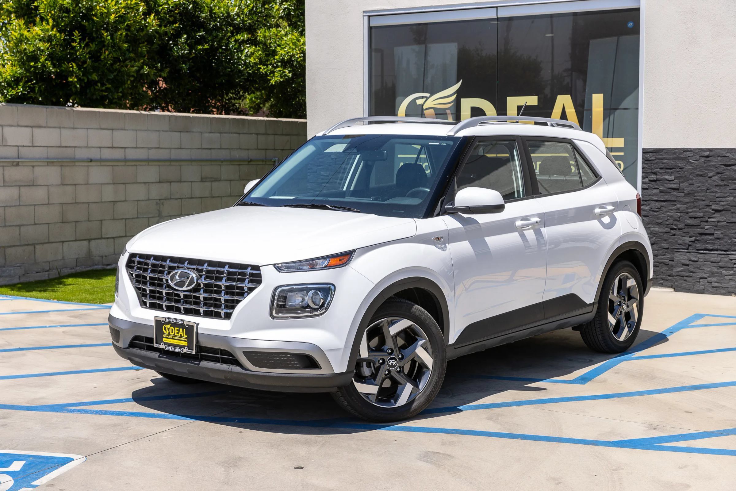 Used 2025 Hyundai Venue SEL FWD image 6