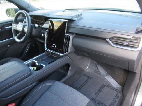 Used 2025 GMC Acadia Elevation image 11