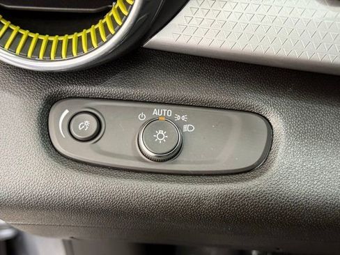 Used 2025 Chevrolet Trax LT image 28