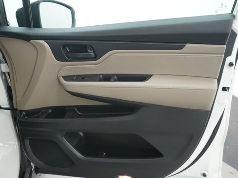 Used 2018 Honda Odyssey EX image 11