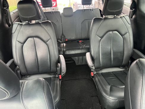 Used 2019 Chrysler Pacifica Touring-L FWD image 23