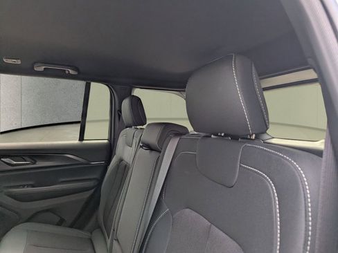 New 2025 Jeep Grand Cherokee Laredo image 7