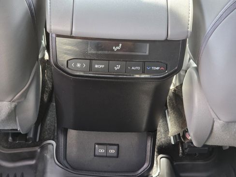 Used 2023 Toyota Highlander XLE image 12
