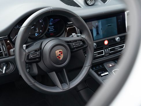 Certified 2025 Porsche Macan AWD/4WD image 22