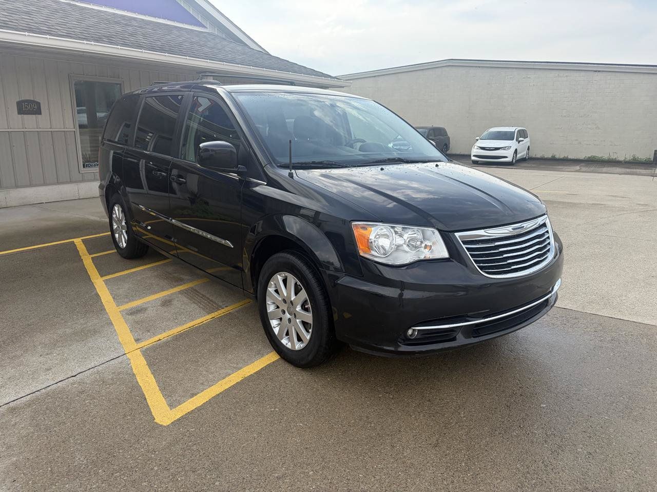 Used 2016 Chrysler Town & Country Touring FWD image 3