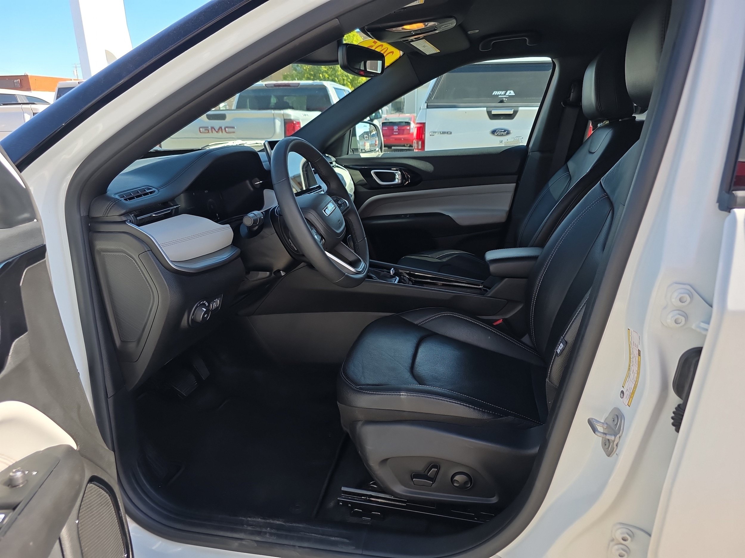 Used 2025 Jeep Compass Limited w/ Elite Group AWD/4WD image 2