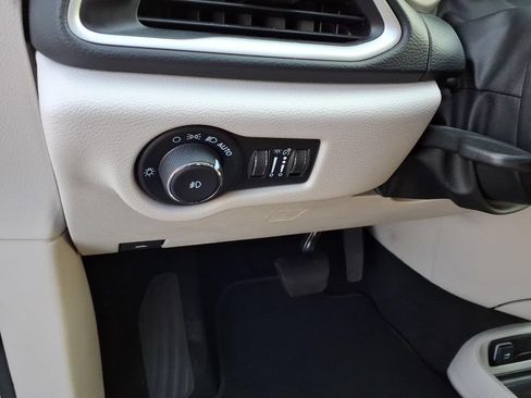 Used 2023 Chrysler Pacifica Touring-L FWD image 8
