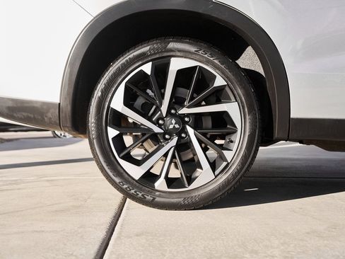 Used 2023 Mitsubishi Outlander SE image 9