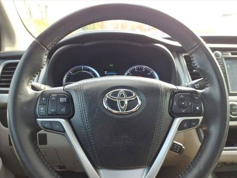 Used 2017 Toyota Highlander XLE image 28