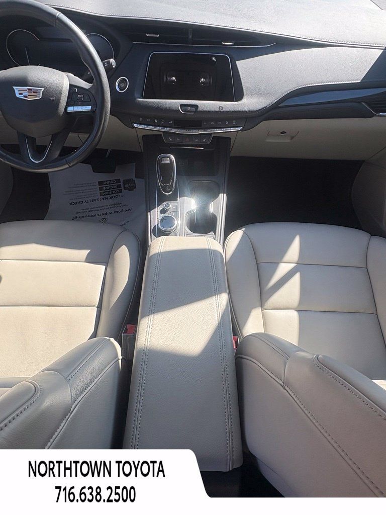 Used 2021 Cadillac XT4 Premium Luxury w/ Cold Weather Package AWD/4WD image 17
