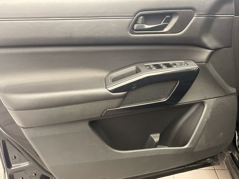 Used 2024 Nissan Pathfinder SV image 8