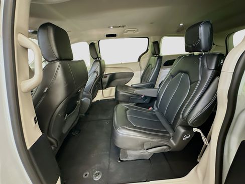 Used 2024 Chrysler Pacifica Touring-L FWD image 28