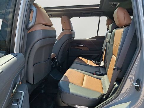 Used 2024 Lexus GX 550 w/ Accessory Package (2T) AWD/4WD image 8