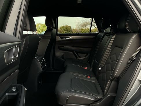 Used 2025 Volkswagen Atlas Cross Sport SE image 11