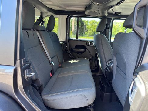 Used 2024 Jeep Wrangler Unlimited AWD/4WD image 35