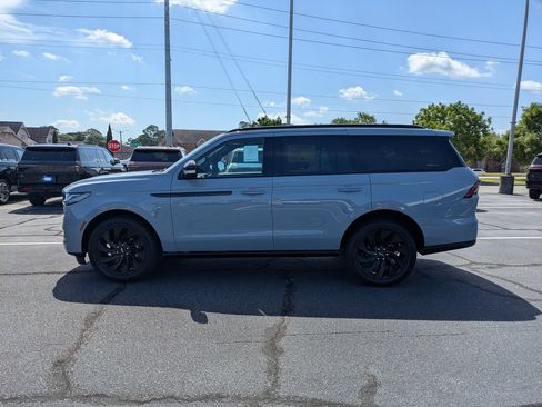 New 2027 Lincoln Navigator Reserve w/ Jet Appearance Package AWD/4WD image 7