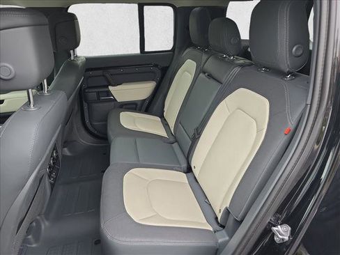 Used 2023 Land Rover Defender 110 X-Dynamic SE image 14