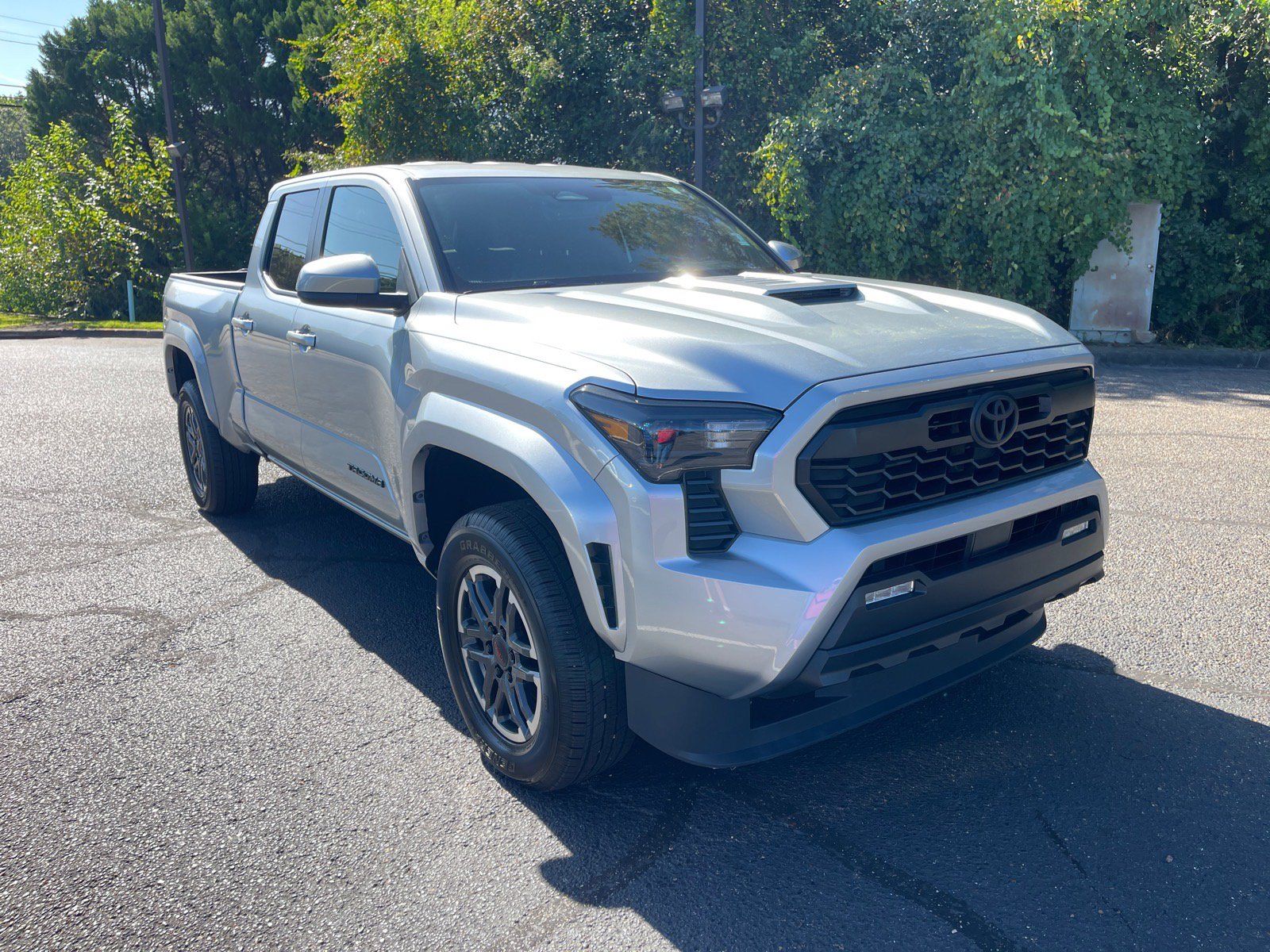 Used 2025 Toyota Tacoma TRD Sport AWD/4WD image 1