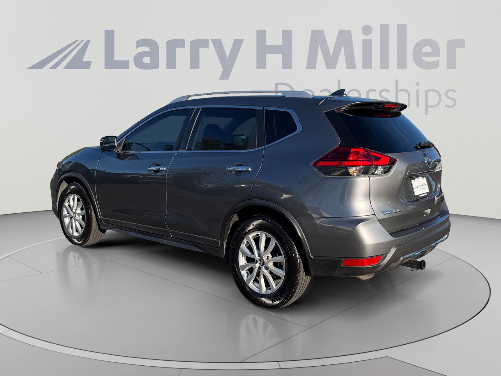 Used 2017 Nissan Rogue SV w/ SV Premium Package FWD image 3