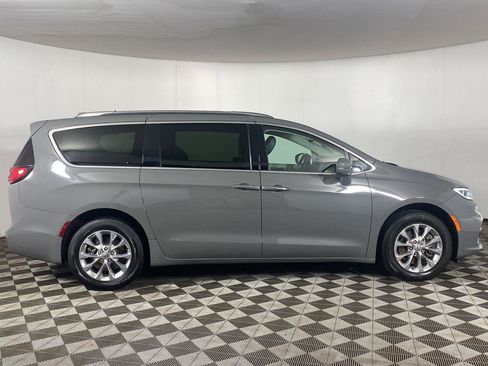 Used 2021 Chrysler Pacifica Touring-L w/ Uconnect Theater Family Group AWD/4WD image 5