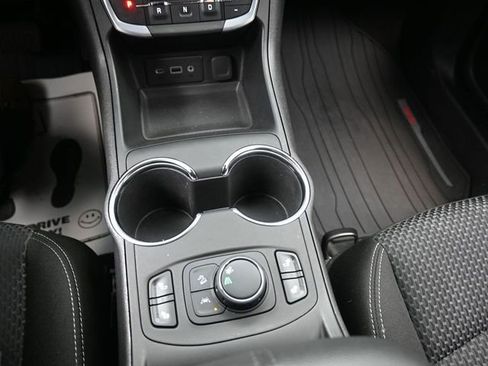 Used 2024 GMC Terrain SLE w/ Driver Convenience Package image 11