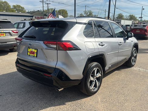 Used 2022 Toyota RAV4 SE w/ Weather & Moonroof Package image 5